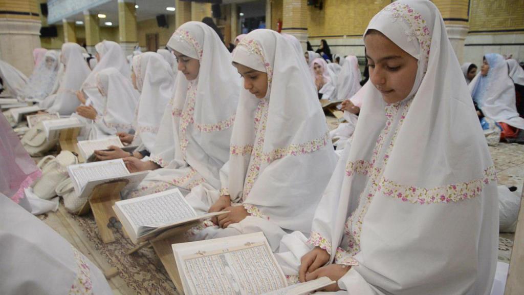برگزاری محفل انس با قرآن با حضور دانش آموزان مدارس دخترانه