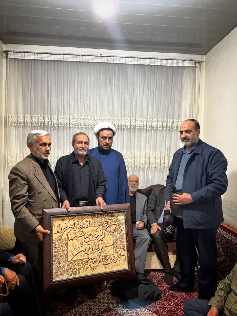 حضور هیئت امناء و خادمین زینبیه اعظم زنجان در منزل خادم و امدادگر شهید علیرضا صحبت لو